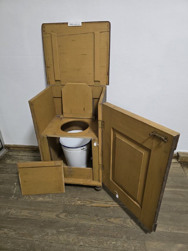 Toilettenschrank geöffnet